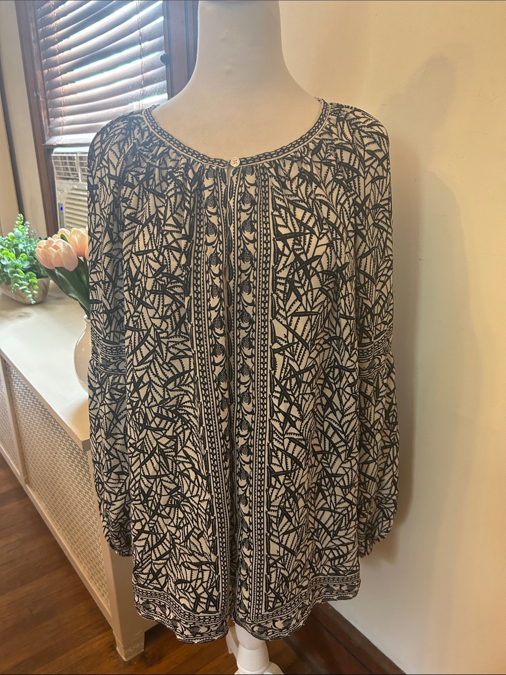 Max Studio black cream Printed Long Sleeve Blouse Size 1X EUC